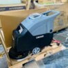 Máy chà sàn ắc quy, hiển thị báo pin trên bảng điều khiển.