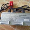 Ảnh cận cảnh bộ sạc máy chà sàn có màn hình LED hiển thị trạng thái.