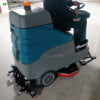 Máy rửa sàn tự động Krapo KMS 90B, vận hành bằng pin, buồng lái tiện nghi.