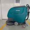 Máy chà sàn pin dung tích bình chứa nước lớn, phù hợp nhà xưởng lớn.