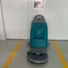 Máy chà sàn liên hợp KMS 65B, có cần gạt nước và hệ thống bàn chải kép.