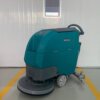 Thiết bị làm sạch sàn Krapo ắc quy, hiển thị báo pin trên tay điều khiển.
