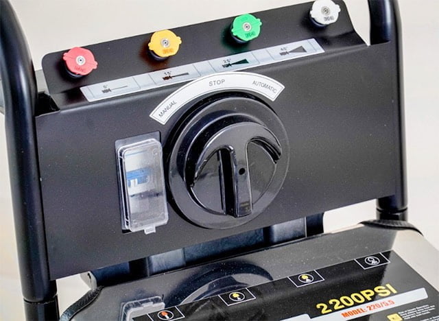 Ảnh cận cảnh đầu bơm đồng và đồng hồ áp suất của máy rửa Krapo 5.5KW.