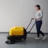 Máy quét rác công nghiệp đẩy tay Krapo, bàn chải chính và chổi hông.