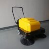 Máy quét rác cơ học (Manual Sweeper) không dùng điện, có thùng chứa.