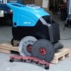 Thiết bị làm sạch sàn Krapo KMS 75E, motor hút/chà mạnh mẽ, màu đỏ/xanh.