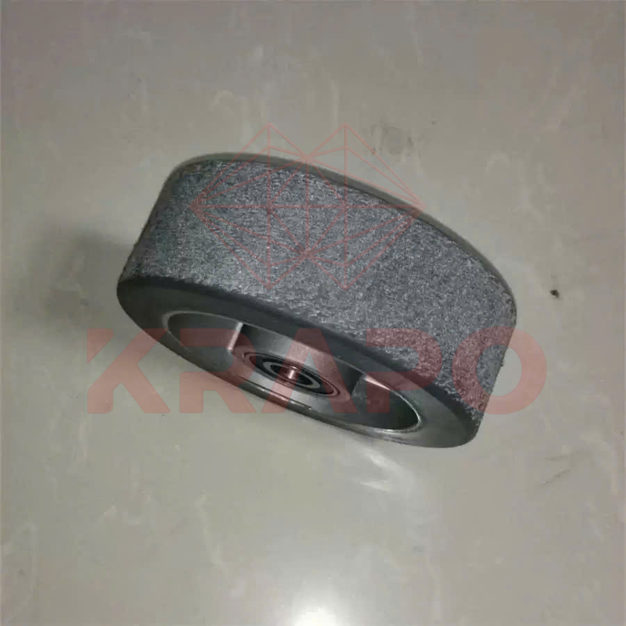 Bánh xe lớn giúp máy chà sàn vận hành êm ái