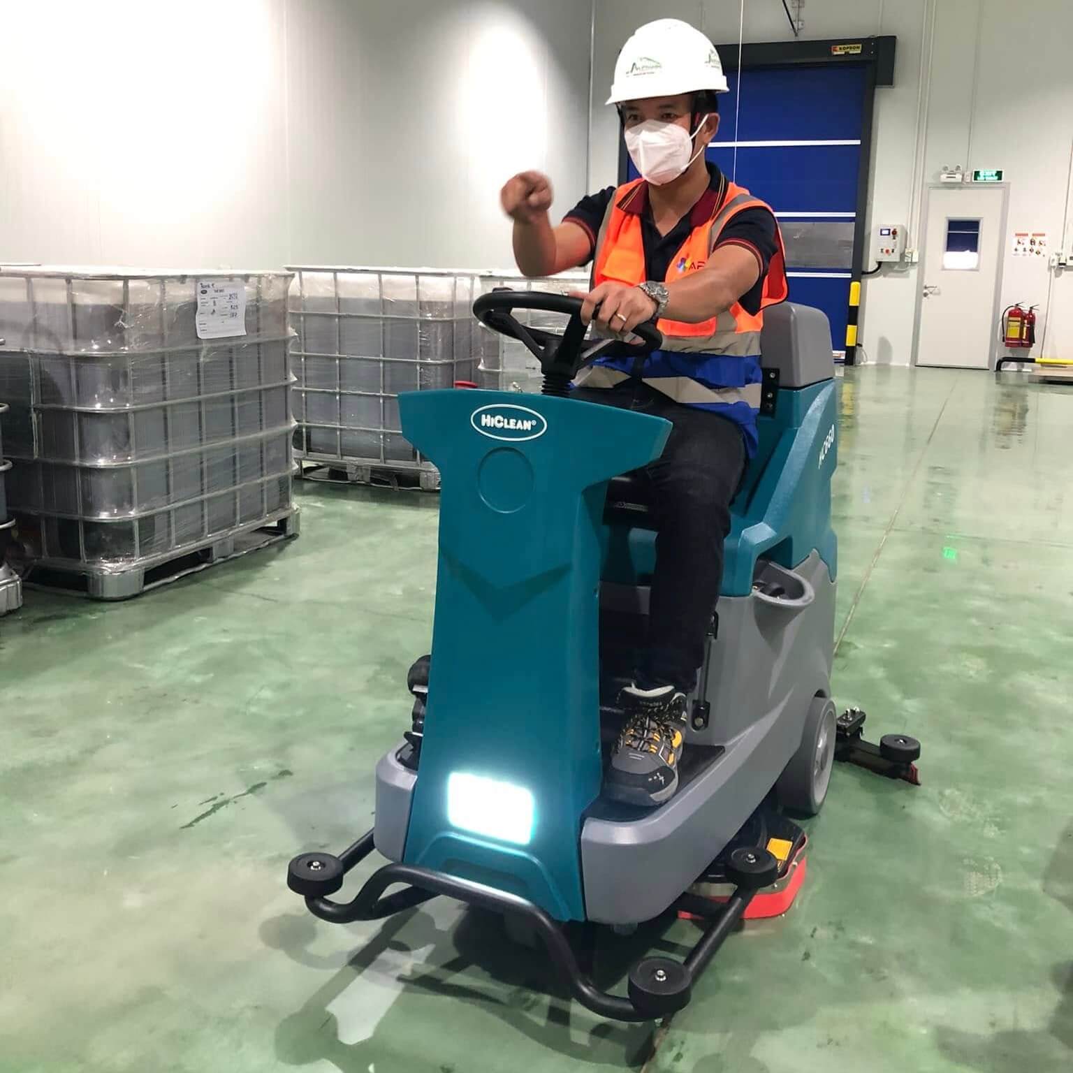 Máy Chà Sàn Ngồi Lái HiClean HC660 May Cha San Ngoi Lai HiClean HC660 8