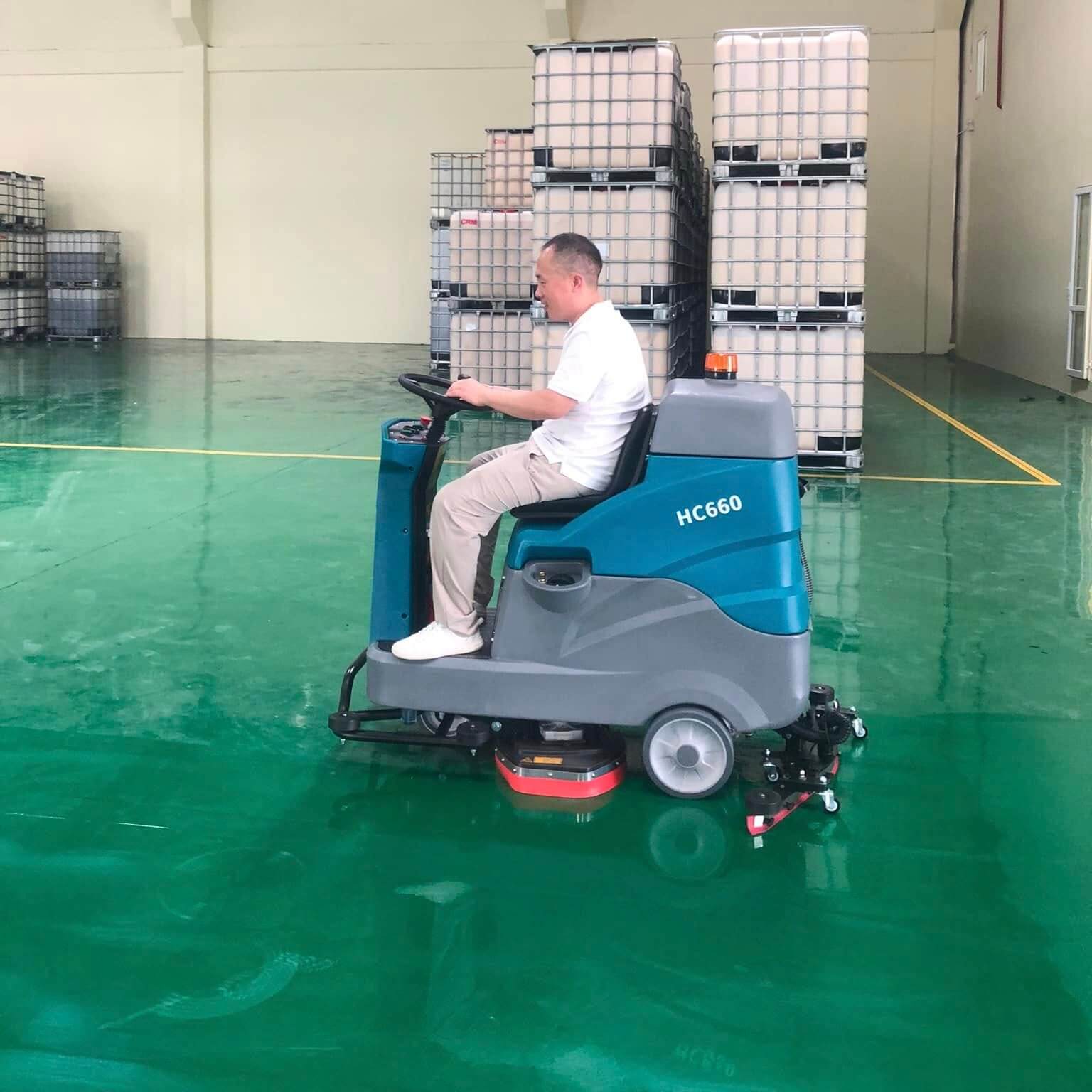 Máy Chà Sàn Ngồi Lái HiClean HC660 - góc nghiêng