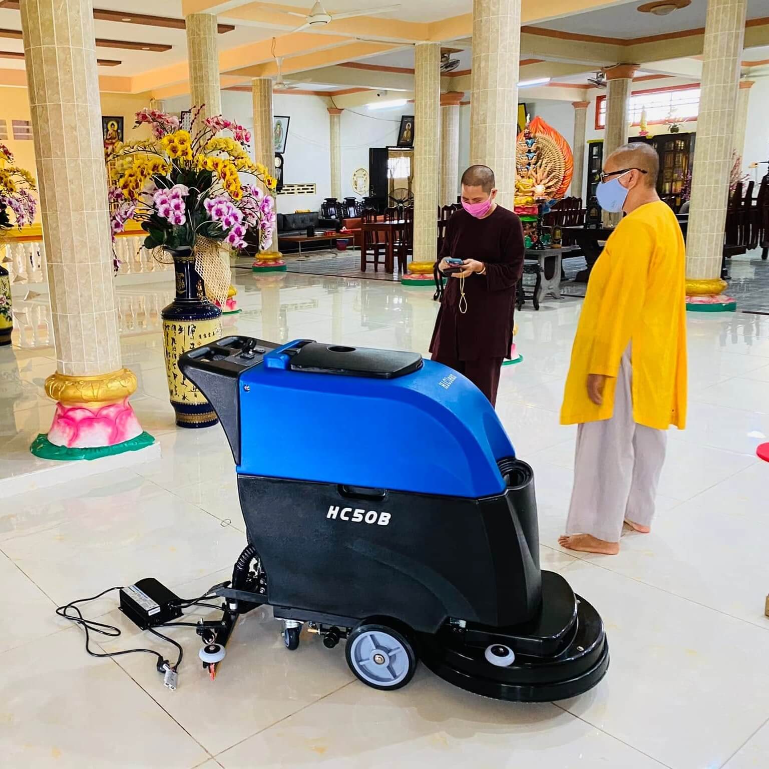 Máy Lau Sàn Nhà Xưởng HiClean HC50B giao cho nhà chùa