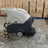 Hình ảnh cận cảnh máy chà sàn Krapo M2602E với tay cầm điều khiển.