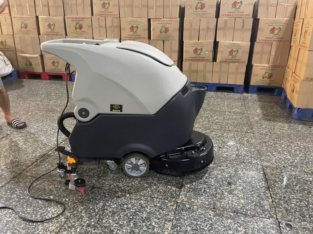 Hình ảnh cận cảnh máy chà sàn Krapo M2602E với tay cầm điều khiển.