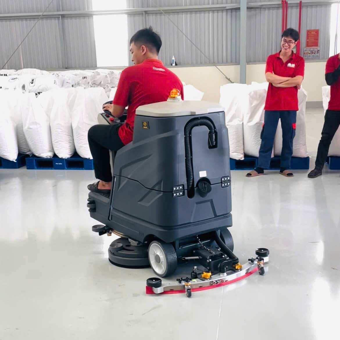 Máy chà sàn ngồi lái Krapo M2913 Máy chà sàn công nghiệp Krapo M2913 với đèn pha LED và hệ thống gạt nước hiệu quả.