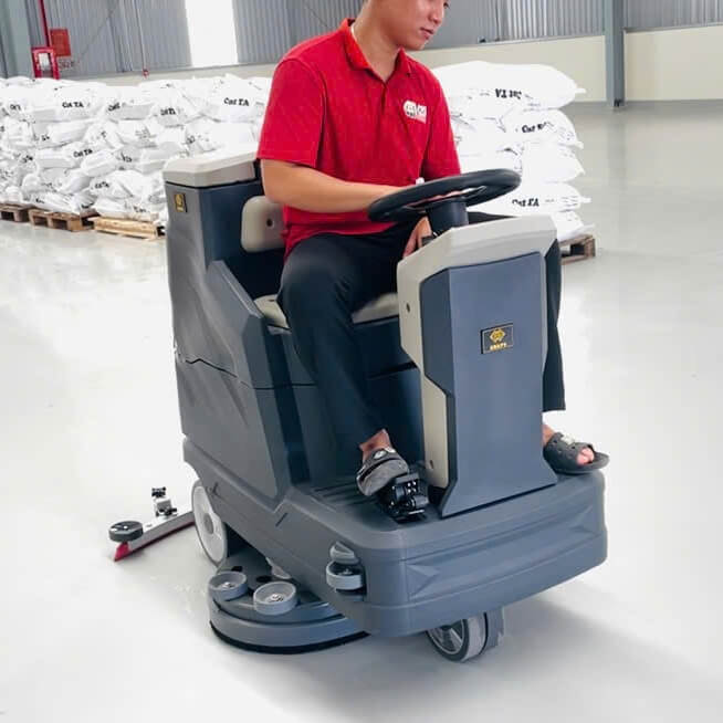 Máy chà sàn ngồi lái Krapo M2913 Thiết kế bền bỉ của Krapo M2913, phù hợp cho vệ sinh công nghiệp quy mô lớn.