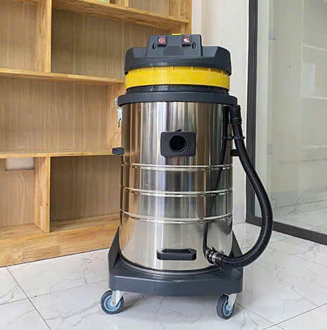 Thiết bị vệ sinh sàn và thảm công nghiệp KMS70A, kèm phụ kiện hút nước và hút bụi đa dạng.