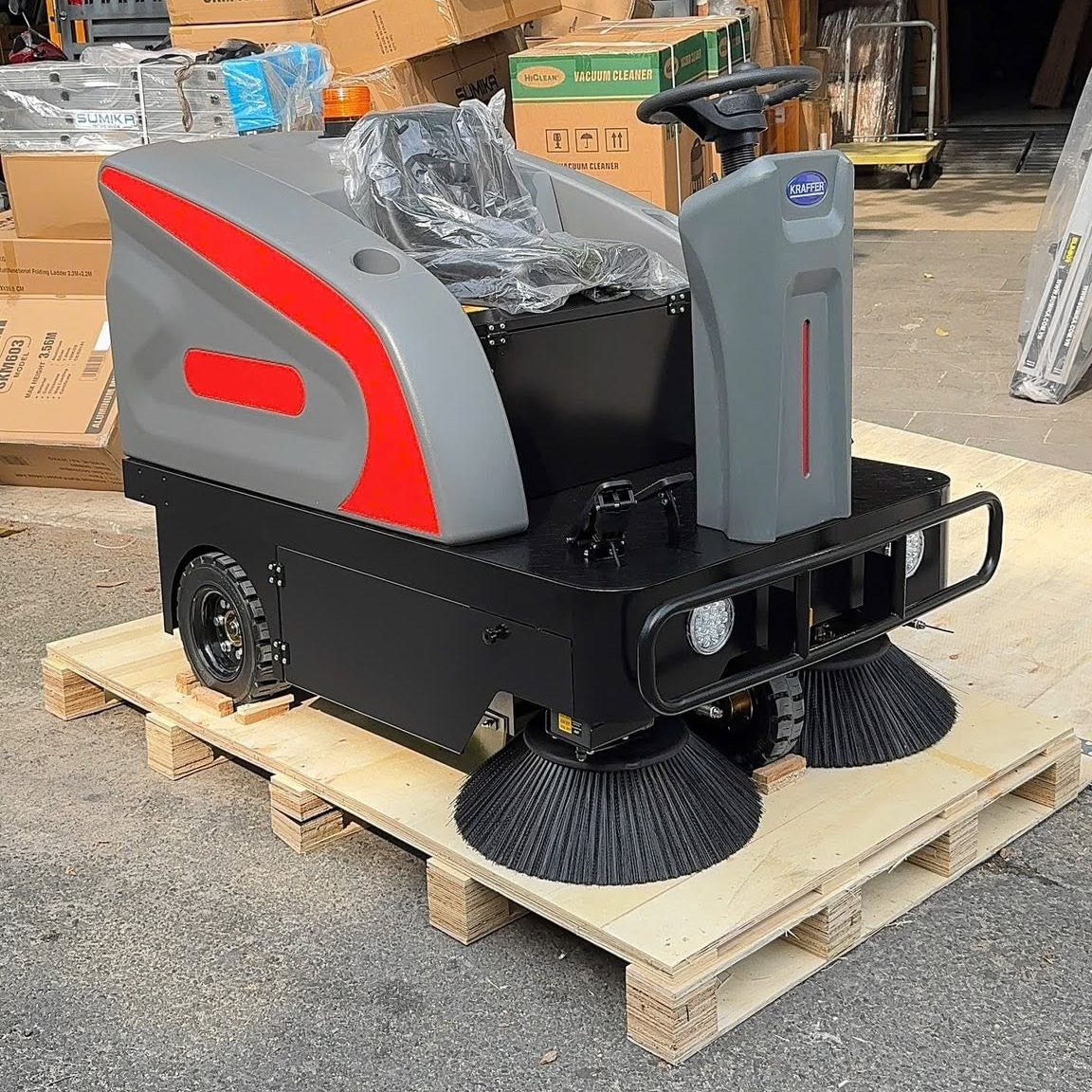 Máy Quét Rác Ngồi Lái KRAFFER KF138 Máy Quét Rác Ngồi Lái KRAFFER KF138
