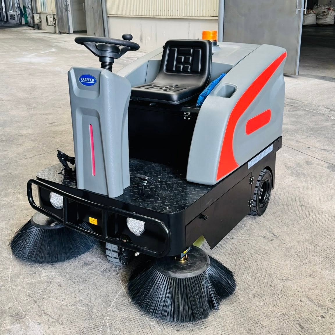 Máy Quét Rác Ngồi Lái KRAFFER KF138 Máy Quét Rác Ngồi Lái KRAFFER KF138