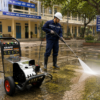 Máy xịt rửa đa năng Krapo LK-4T4 đang được sử dụng để vệ sinh xe tải bằng tia nước áp lực cao.