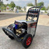 Máy xịt rửa đa năng Krapo LK-4T4 đang được sử dụng để vệ sinh xe tải bằng tia nước áp lực cao.