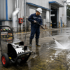 Máy xịt rửa đa năng Krapo LK-4T4 đang được sử dụng để vệ sinh xe tải bằng tia nước áp lực cao.