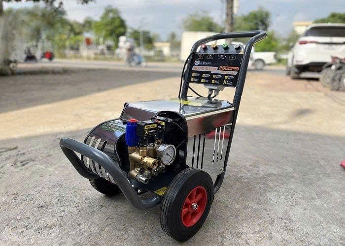 Máy xịt rửa đa năng Krapo LK-4T4 Máy xịt rửa đa năng Krapo LK-4T4 đang được sử dụng để vệ sinh xe tải bằng tia nước áp lực cao.
