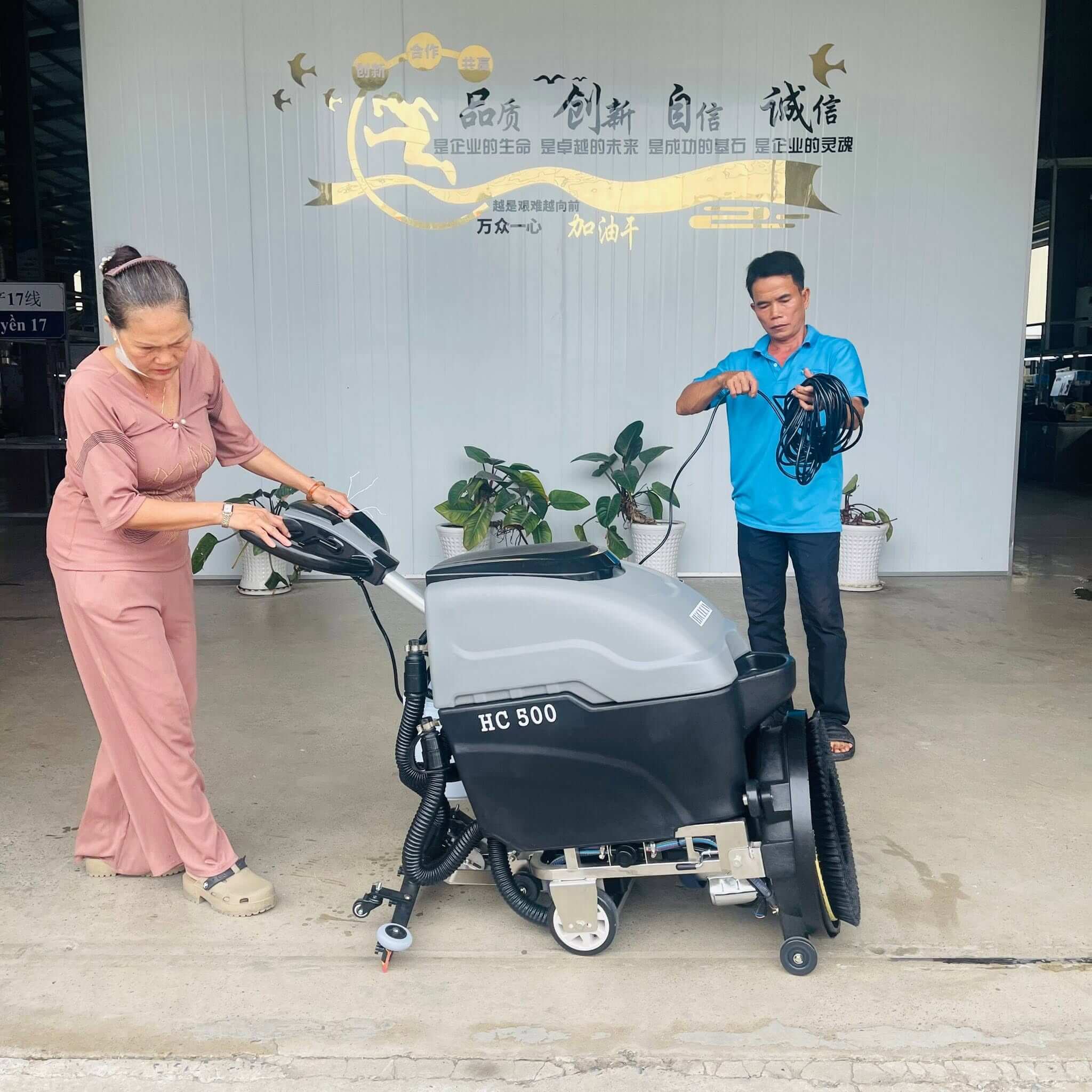 Máy Chà Sàn Liên Hợp HiClean HC500 Máy Chà Sàn Liên Hợp HiClean HC500 dễ dàng sử dụng ai cũng có thể sử dụng được